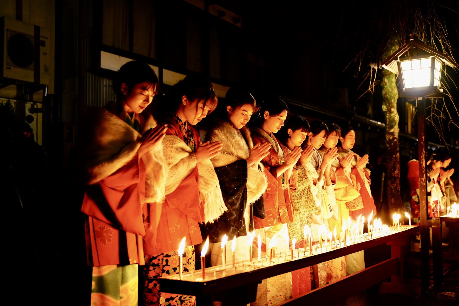 瀬戸川に灯る千本ろうそくの揺らめき
飛騨古川三寺まいり